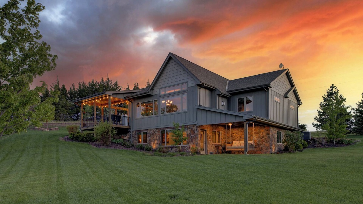 Elkhorn Cabin | Luxury Cabin Overlooking Lake Wanahoo