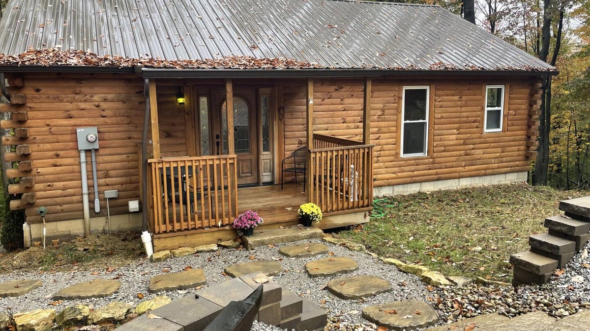 Logan Cabin | Luxury Cabin Rentals Hocking Hills with Hot Tub and Pet Friendly Old Man's Cave