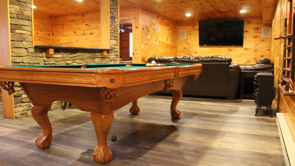 Hickory Hills Cabin | Luxury Cabin Sleeps 22 w/Game Room,HOT TUB,FIRE PIT,BB Court! 5min to SKI SLOPES