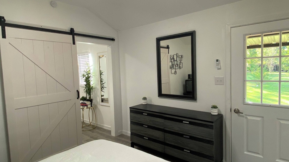Pointblank Cabin | Luxury cabin with fitness room, pool & AC in serene Point Blank