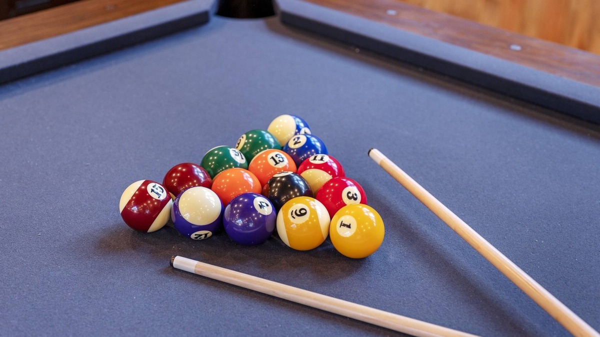 Hochatown Cabin | Luxury Cabin with Hot Tub, Pool Table & Arcade!