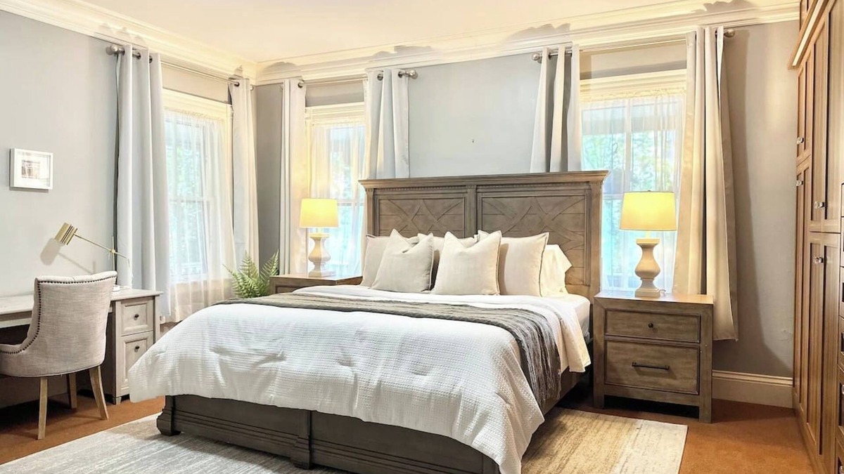 Fox Point Apartment | Luxury California King 1 Bedroom at Hale House