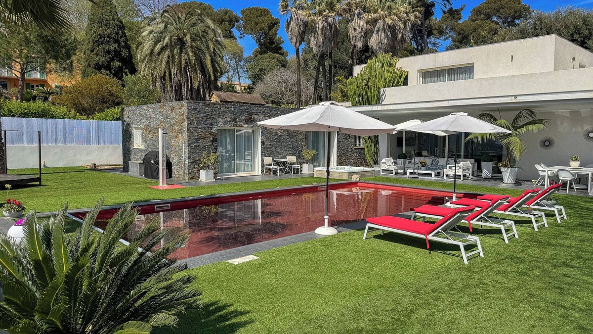 Antibes Villa | Luxury Californian villa in Antibes, red swimming pool and private cinema