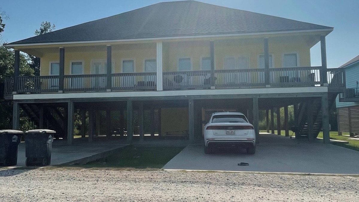 Hackberry House | Luxury camp with Incredible water views! Best fishing and crabbing around !