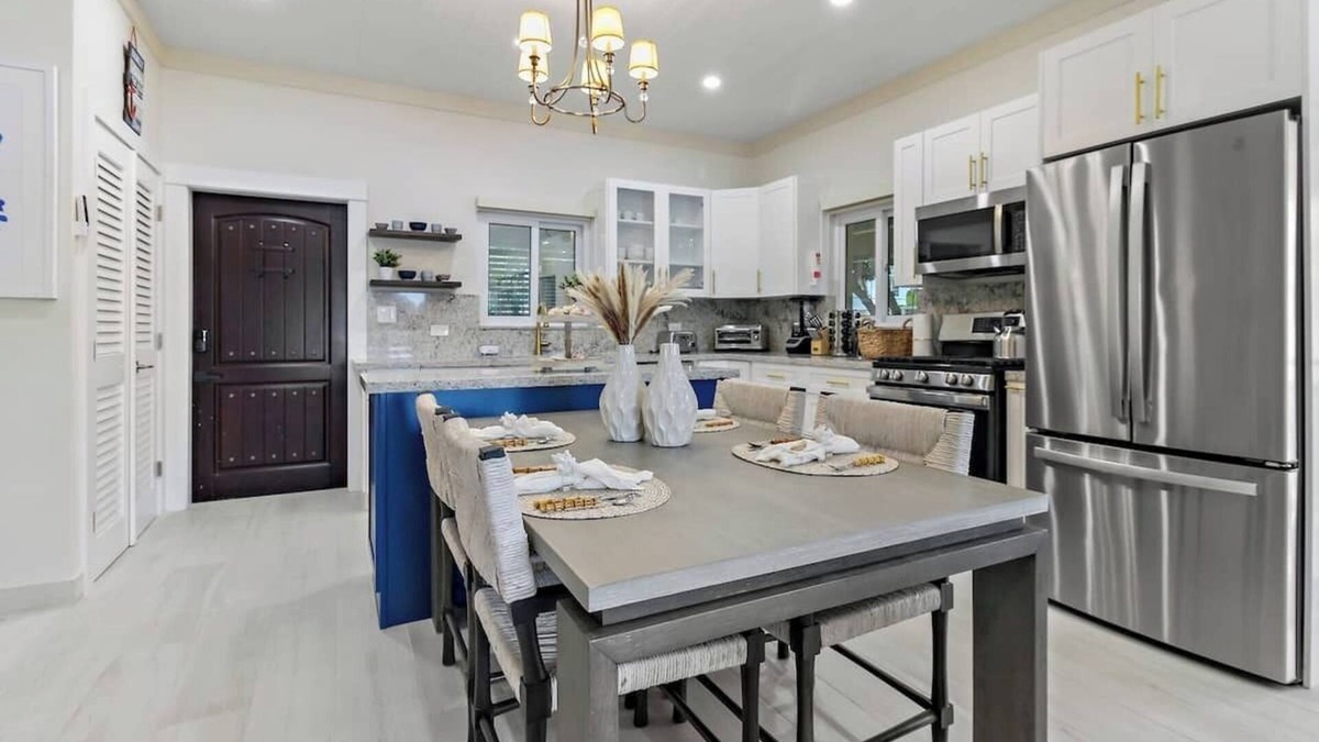 Nassau Cottage | "Luxury Canal-Front Retreat in the Bahamas: Your Dream Getaway Awaits!"
