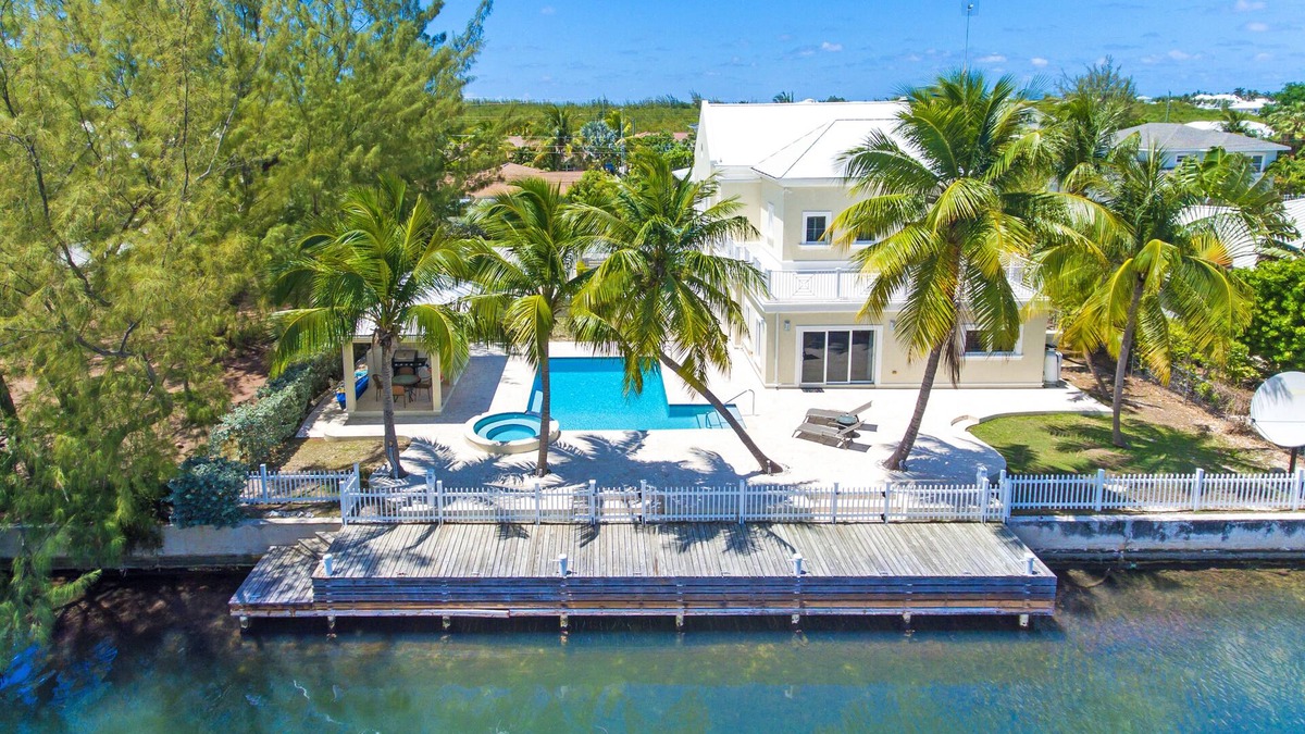 Seven Mile Beach Villa | Luxury canalfront Villa on Grand Cayman's Seven Mile Beach Corridor