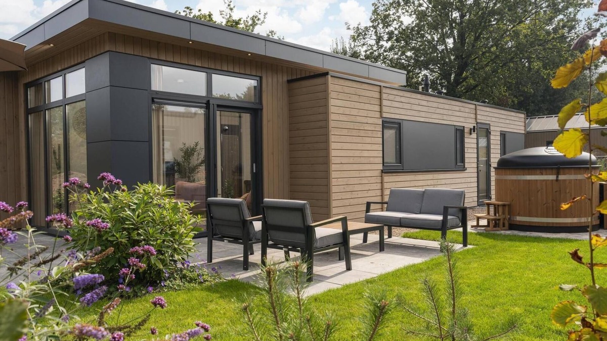 Loenen House | Luxury Cannenburch Deluxe with Hot Tub. Enjoy a hot tub, cozy outdoor space, and fully equipped kitchen.