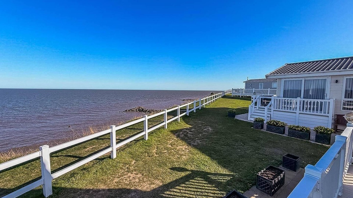 Hopton on Sea House | Luxury caravan for hire at Hopton Holiday Park with full sea views ref 80010H