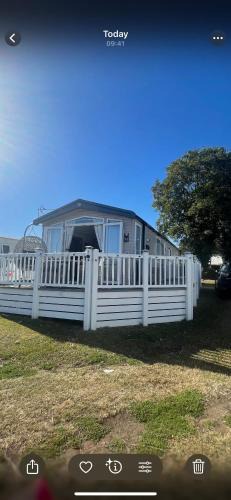 Isle of Grain Apartment | Luxury Caravan with decking and a sea view at Kent coast