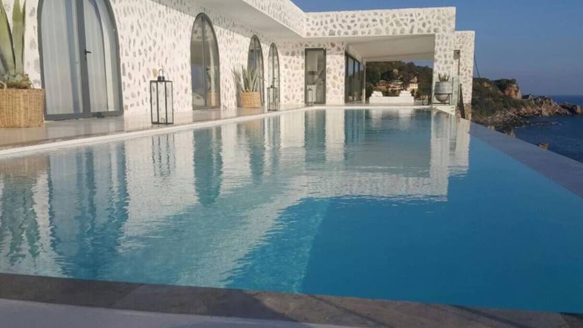 Seki Villa | luxury Castle Vılla wıth private beachnn