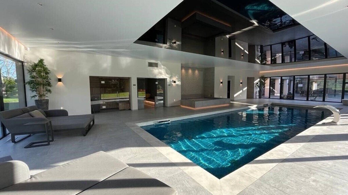 Bosham House | Luxury Cedar House, Private Garden & Pool House
