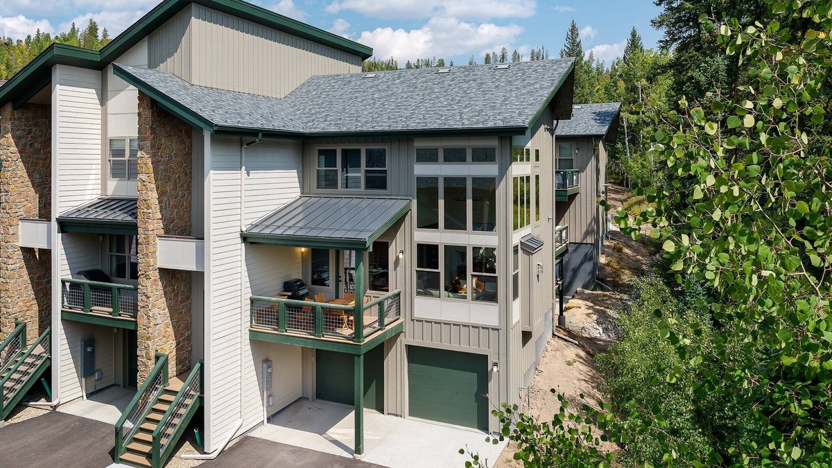 Rendezvous House | Luxury Chalet 20 I Private Hot Tub I Great Views I Best Price I Discounted Attractions