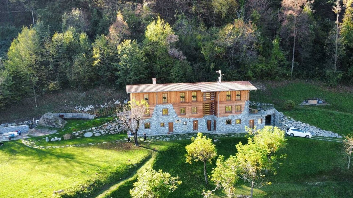 Civenna Apartment | Luxury Chalet Apartment 'Baita Treeb Tramontana' with Lake View, Private Terrace and Wi-Fi