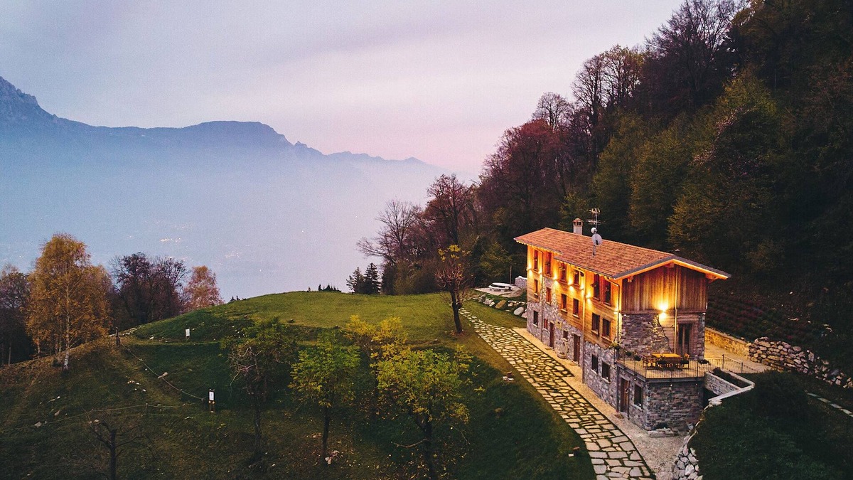 Civenna Apartment | Luxury Chalet Apartment 'Baita Treeb Breva' with Lake View, Shared Garden and Wi-Fi
