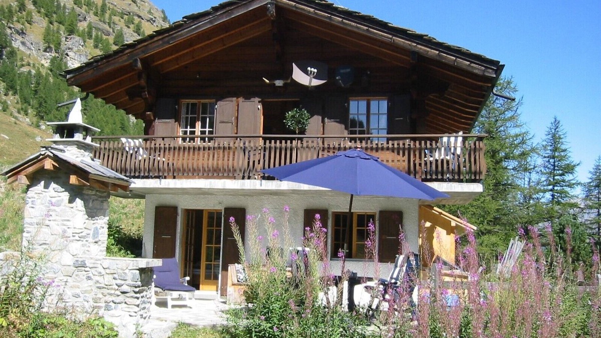 Arolla Ski Chalet | Luxury Chalet in La Monta close to the ski resort of Arolla, Evolène, free wifi.