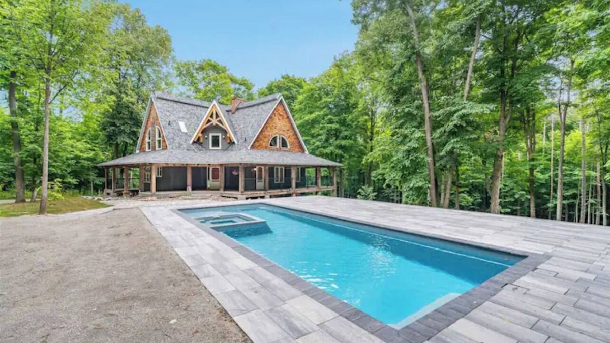Springwater Cottage | Luxury Chalet in the Woods w/Pool & Hot Tub, Near Wasaga Beach & Blue Mountain!