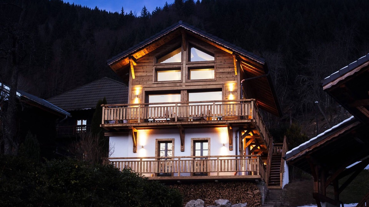 Montriond Ski Chalet | Luxury Chalet Morzine with panoramic views, 5 ensuite bedrooms and large hot tub