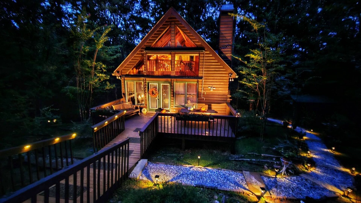 Clarkesville Ski Chalet | Luxury Chalet Near Helen Hot Tub, Fire Pit, Pool Table, Hammock & Creek