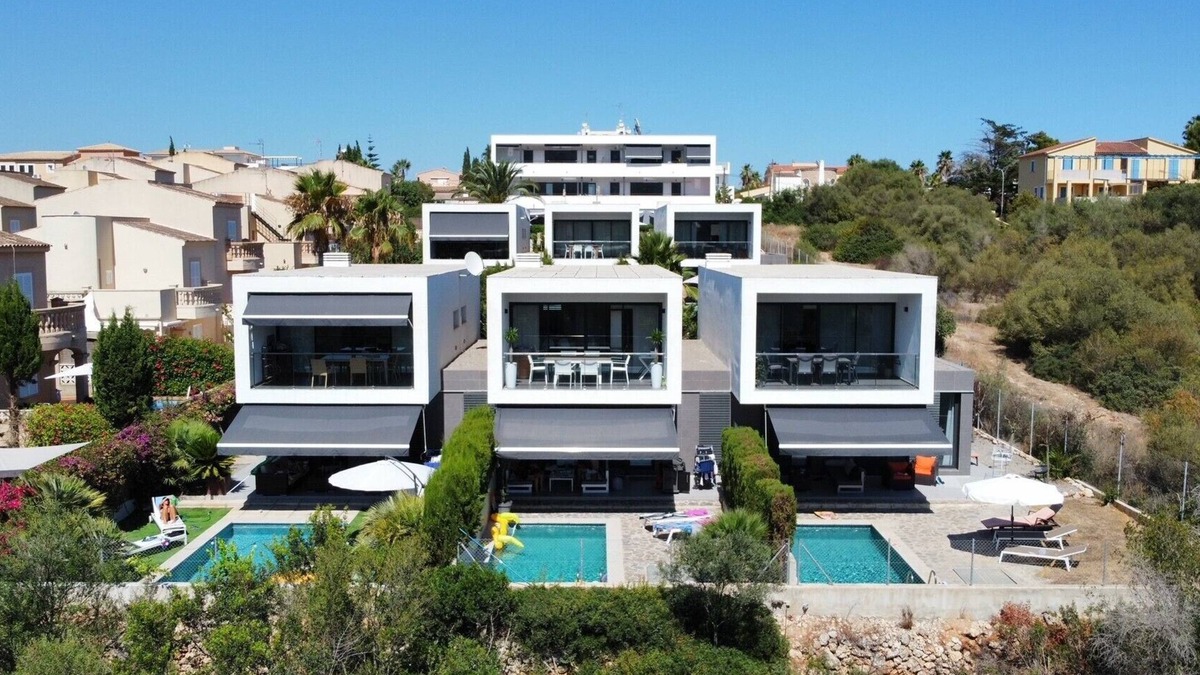 Cala Mandia Ski Chalet | Luxury chalet, new high-quality furnishings, fiberglass, pool, distant view, close to the beach