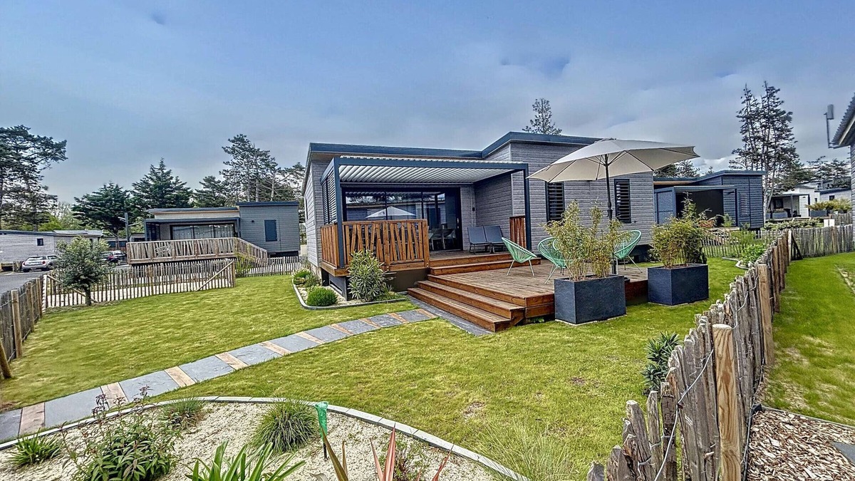 Jullouville Ski Chalet | Luxury Chalet - Sleeps 7 - Heated Pool - WIFI - Near Beach & Shops