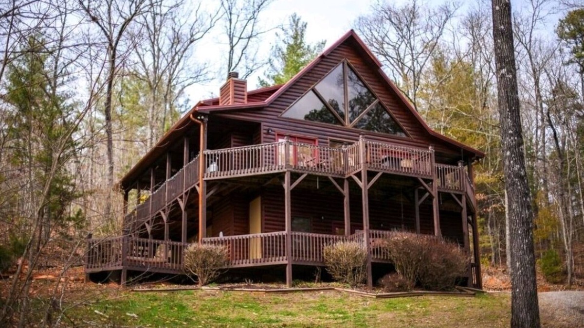 Unaka Cabin | Luxury Chalet w/Views, Wi-fi, Hot Tub & Pool Table