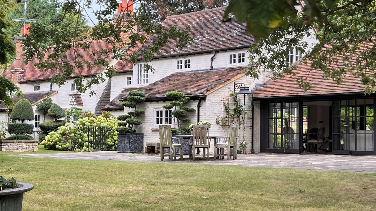 Walton-on-Thames House | Luxury characterful home in 1 acre with pool in Burhill Park Golf Club, Surrey