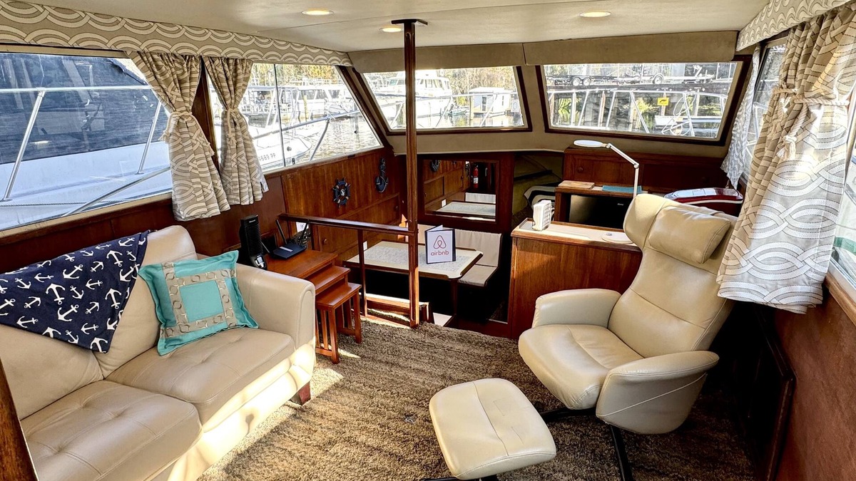 Sanford Boat Rental | Luxury Chris Craft Yacht On the Beautiful St. John's River in Sanford