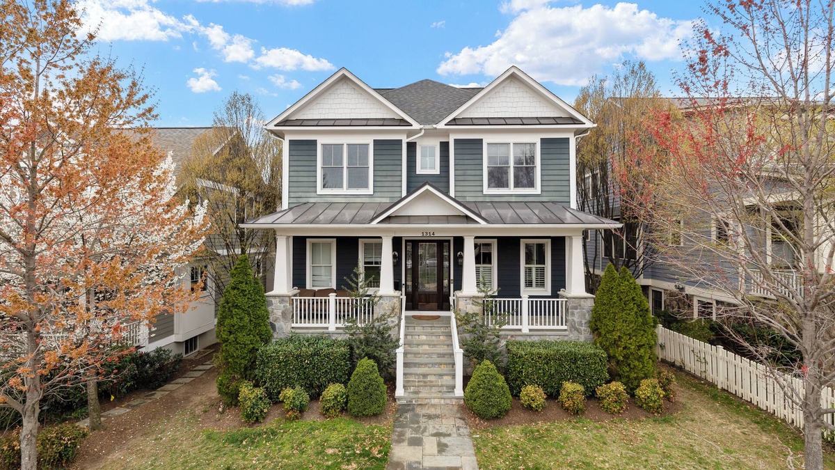 Virginia Square House | Luxury Clarendon House - w/8 Bedrooms, 6 Bathrooms - 21 guests