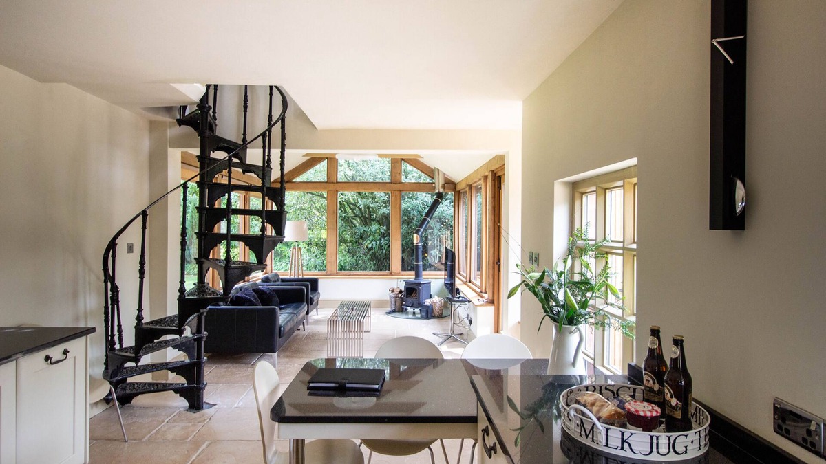 Moreton Cottage | Luxury Coach House in beautiful rural village, scenic walks & 3 miles to Ledbury
