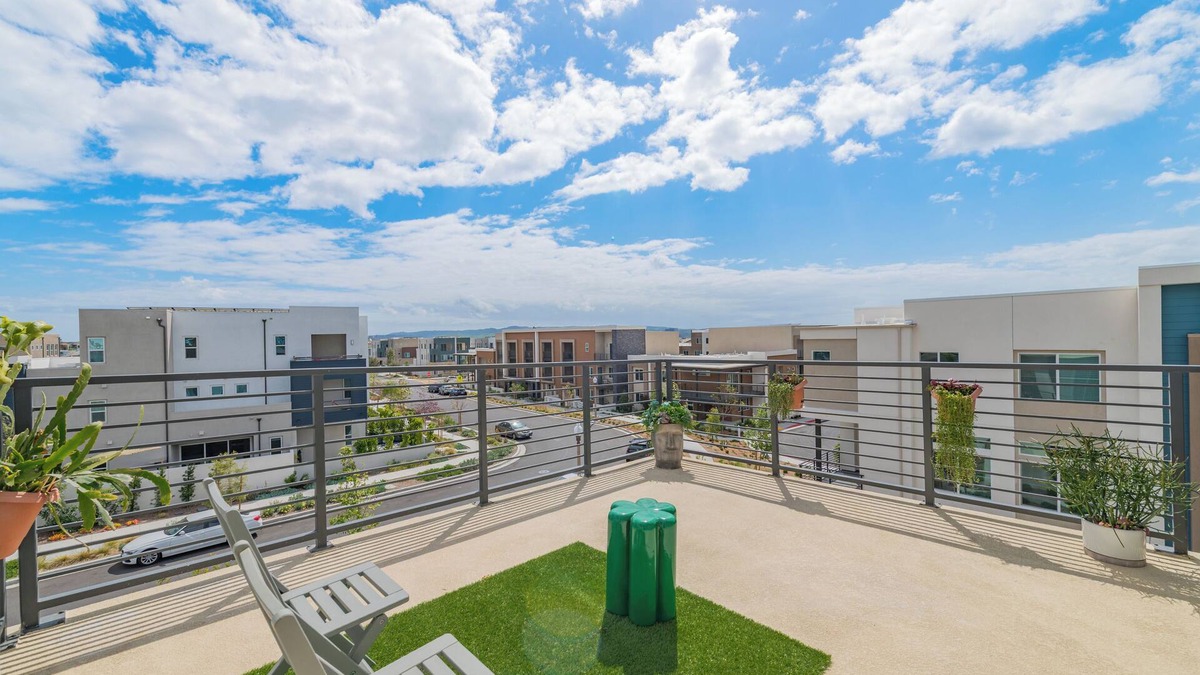 Irvine Condo | Luxury Condo 4 Bedrooms w/2 En-Suites WiFi,TV, Pool SPA in Irvine. Pet-Friendly!