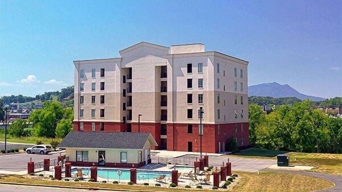 Sevierville Condo | Luxury Condo! 4 Miles To Dollywood, Easy Walk To Shops & Restaurants