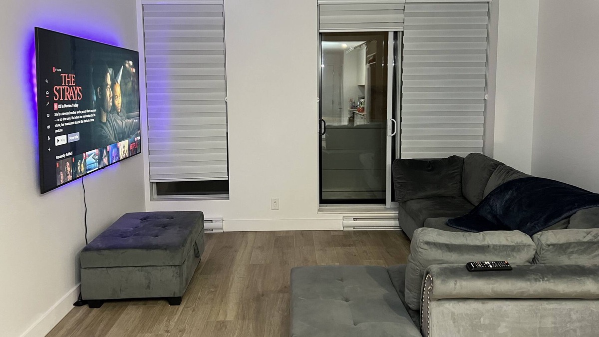 Pointe Claire Apartment | Luxury Condo 5 mins from Airport