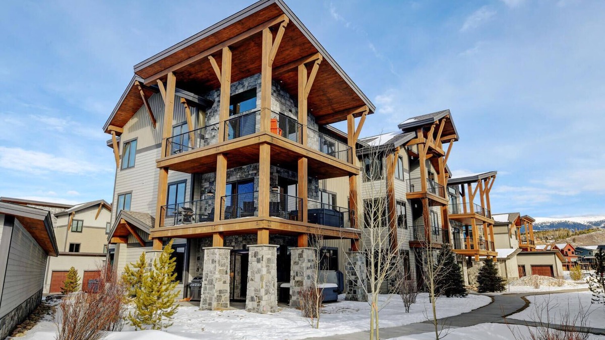 Fraser House | Luxury Condo E203 I Private Hot Tub I Great Views I Best Price I Discounted Attractions