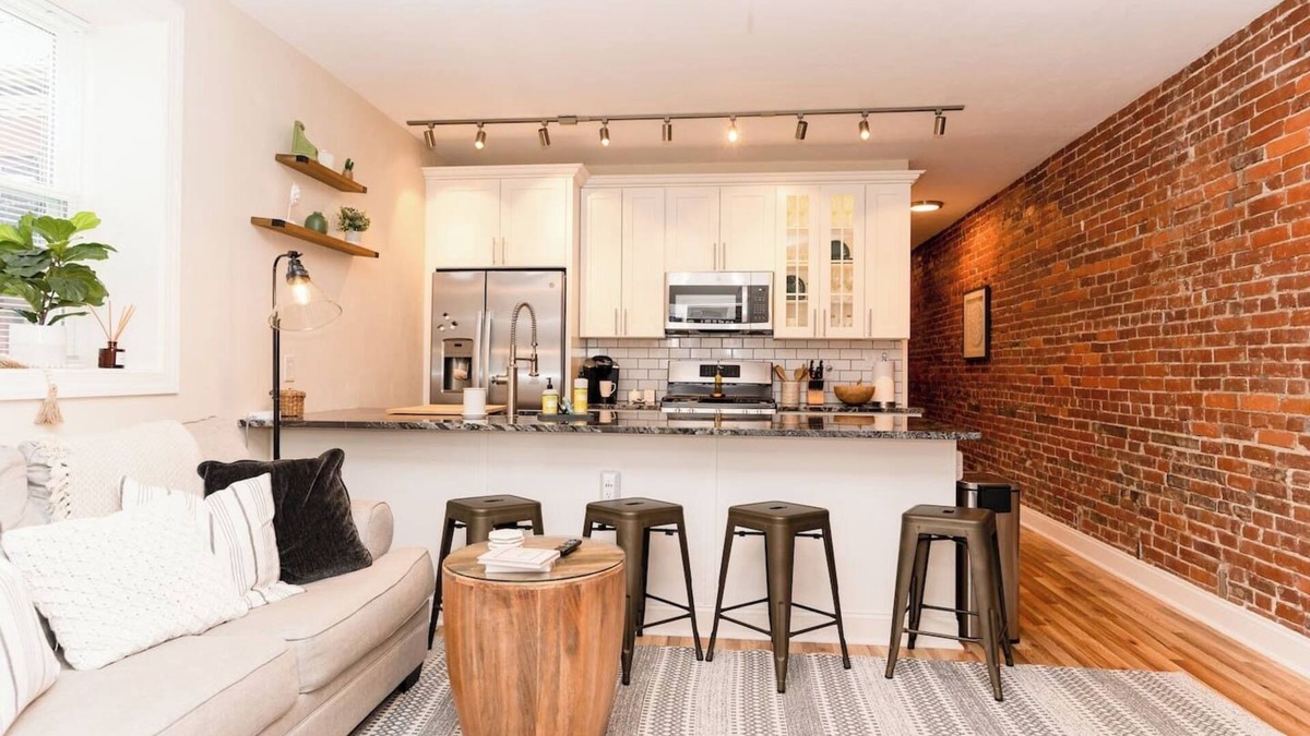 North Oakland Apartment | Luxury Condo Near Shady side Hospital | King Bed