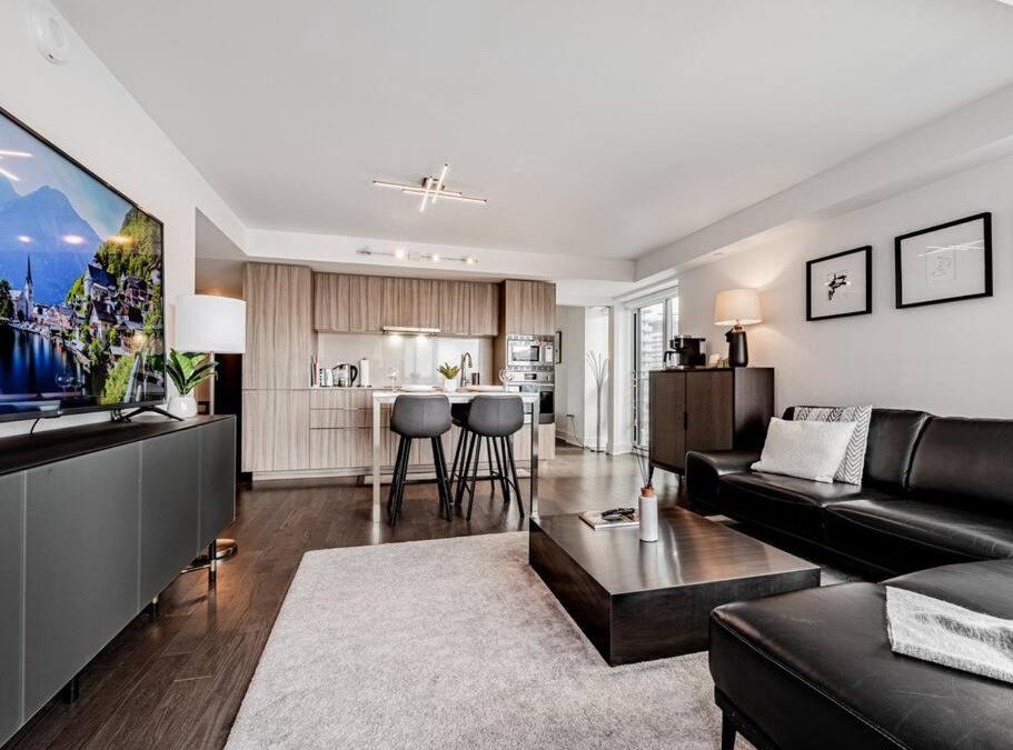 Bay Cloverhill Apartment | Luxury Condo on Bay Street