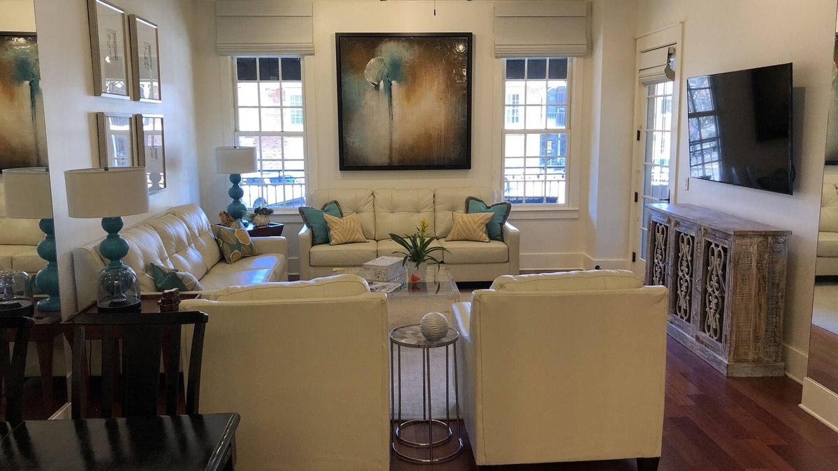 Oxford Condo | Luxury Condo on The Square + Private Balcony