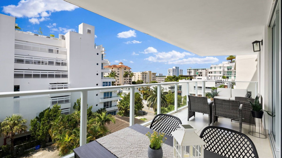 Bay Harbor Islands Apartment | Luxury Condo w/Rooftop Pool ~ 5-Min to Beach