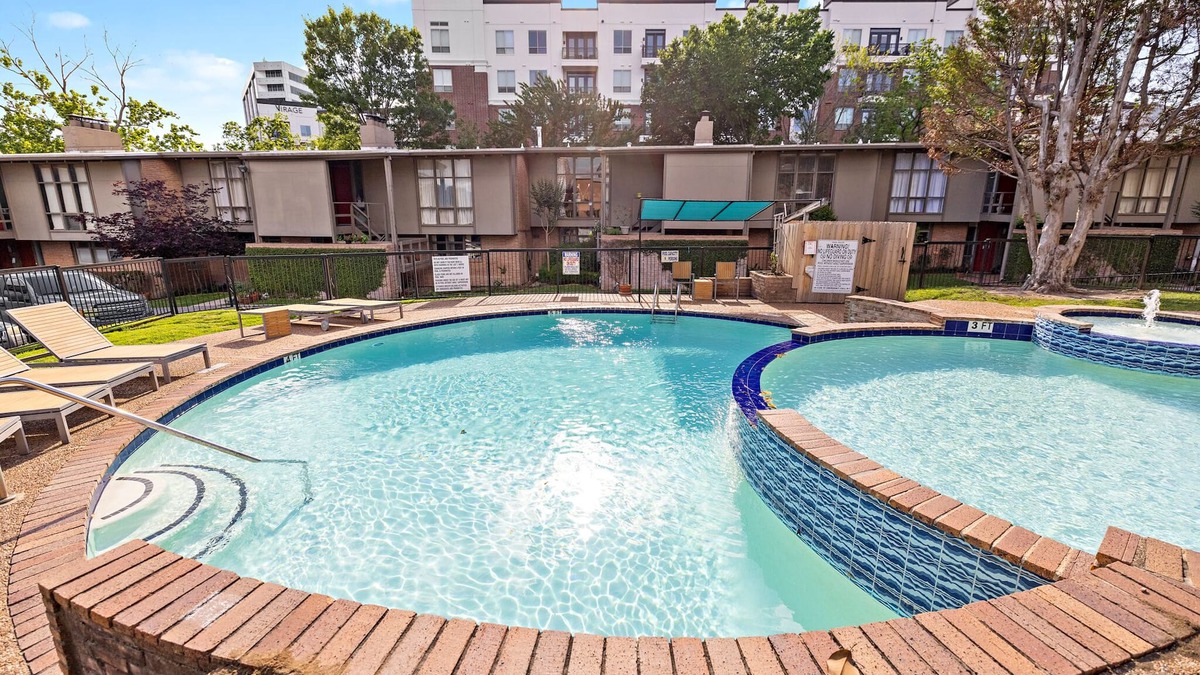 Washington Ave./ Memorial Park Condo | Luxury Condo w/pool, near trails and green space