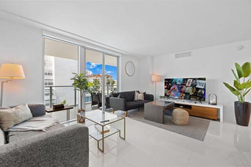 Bay Harbor Islands House | Luxury Condo with Rooftop Pool - 5-Min to Beach