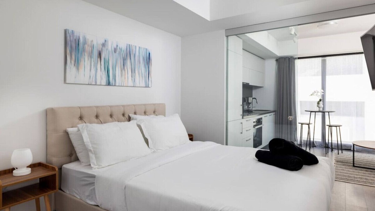 Bloor-Yorkville Apartment | Luxury Condo Yorkville Pool gym