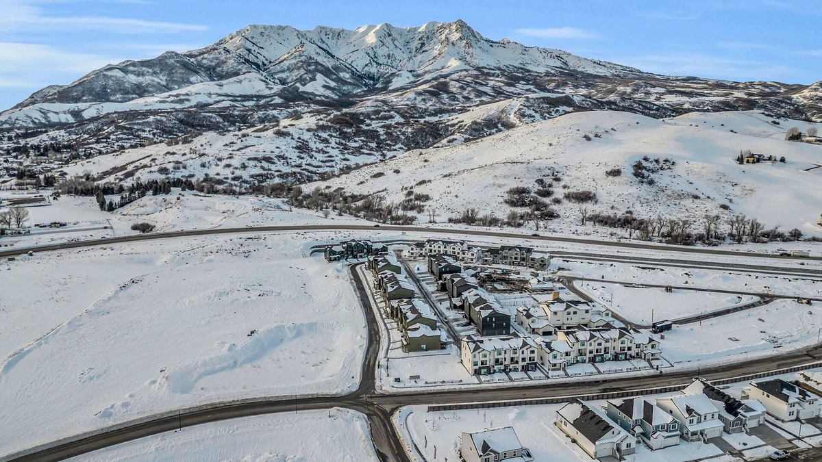 Mountain Green Condo | Luxury Condominium 8 Miles from Snow Basin Sleeps 10