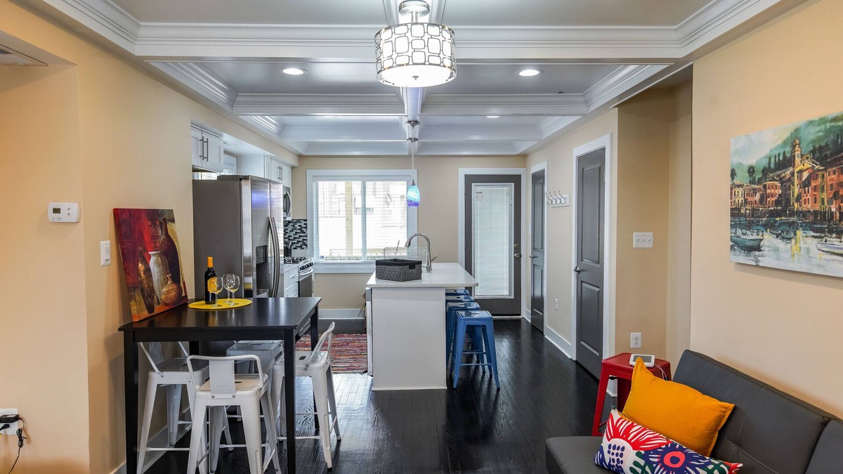 Benning House | Luxury contemporary stylish rowhouse + free parking; perfect for large groups