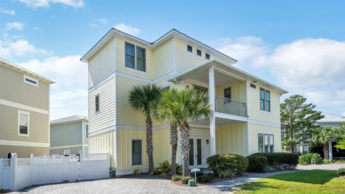 Emerald Waters Village House | Luxury, Convenience and Style! Gated Community, Private Pool!