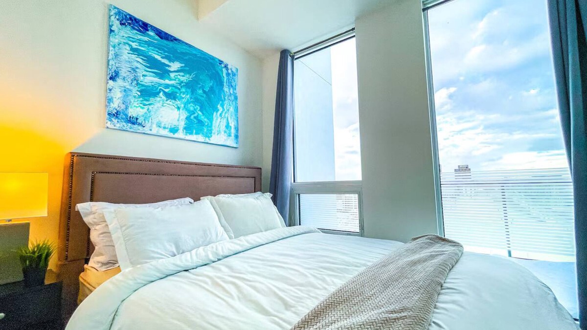 Markham Apartment | Luxury Corner View Penthouse Downtown Markham