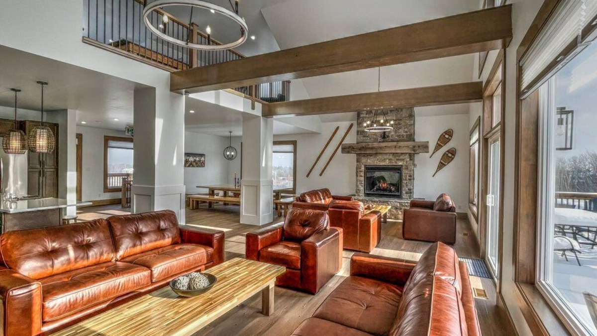 The Blue Mountains Ski Chalet | LUXURY Cottage@Blue Mountain, Private Beach Access, Near the Village, 7.5 baths
