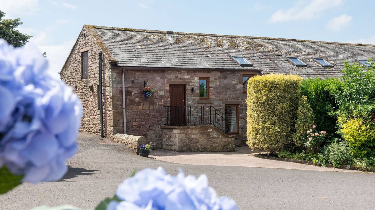 Castle Carrock Cottage | Luxury cottage with enclosed garden and 2 dogs welcome