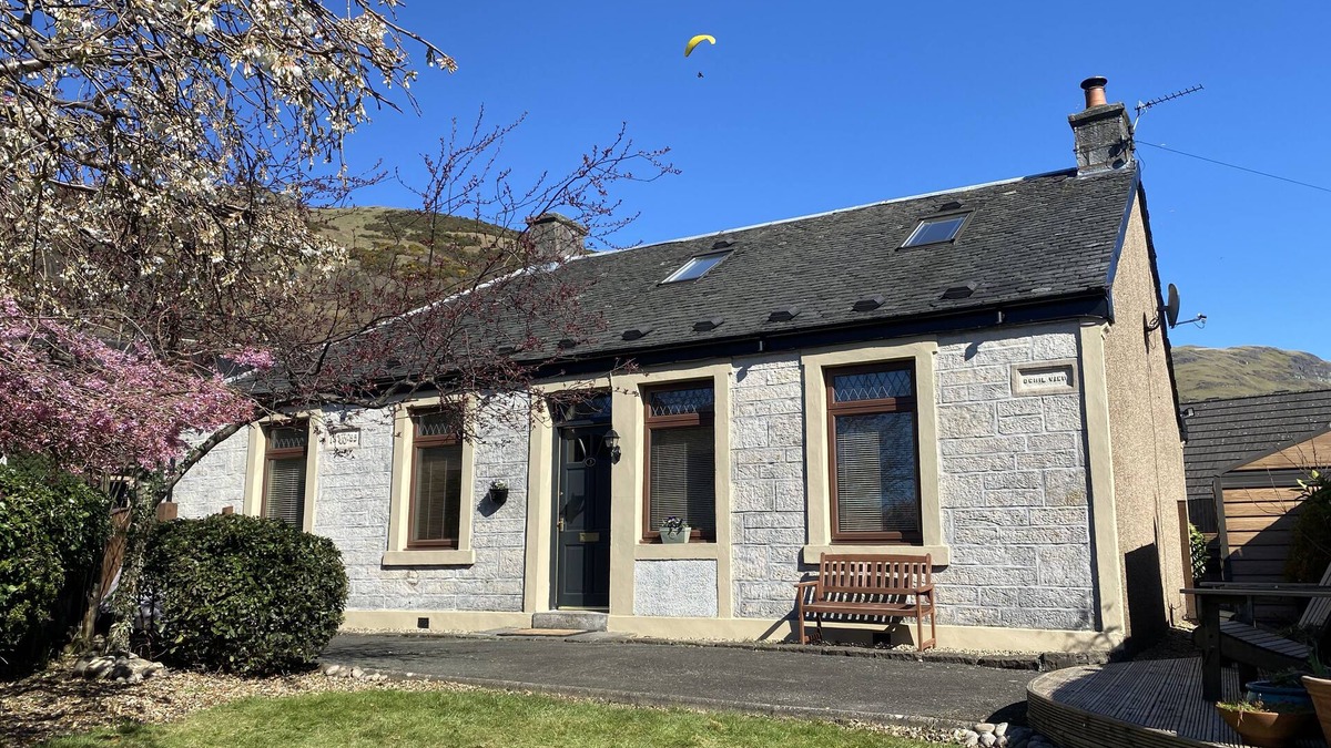 Menstrie Cottage | Luxury cottage, hot tub and wood burner, ideal for families celebrations.