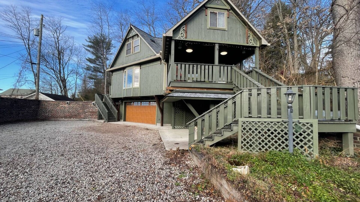 Nelsonville House | Luxury Cottage in Nelsonville, close to Train, Opera House, near Hocking Hills