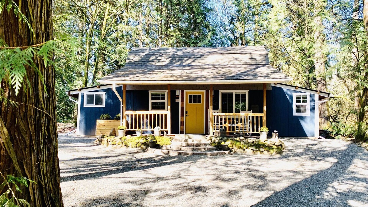Enumclaw Cottage | Luxury Cottage in the Woods with Movie Theater! :)