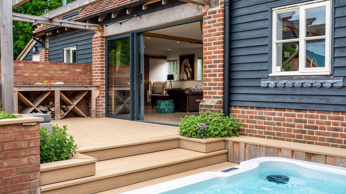 Funtington Cottage | Luxury Cottage near West Wittering with hot tub and outdoor fireplace.